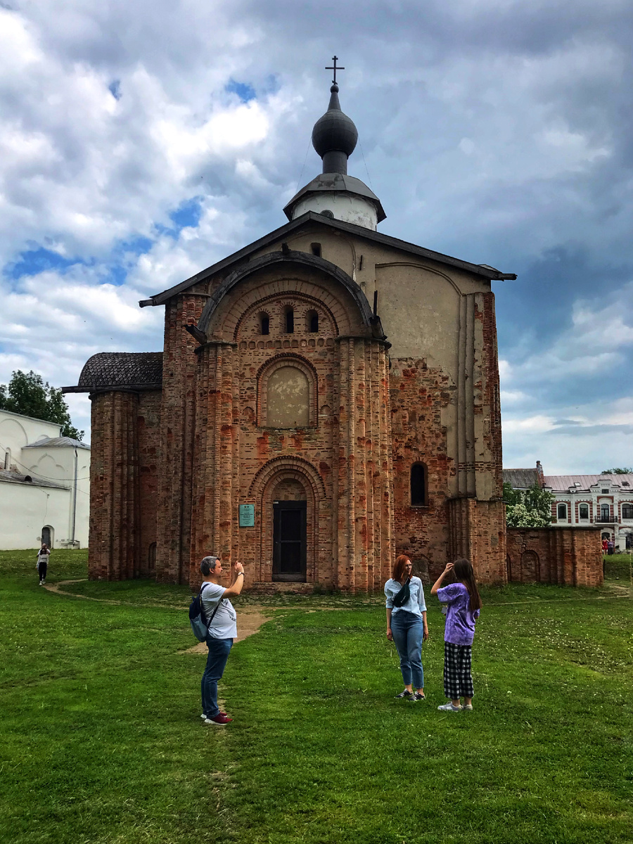 Видите много-много уголков на здании? Вот они, эти сто углов