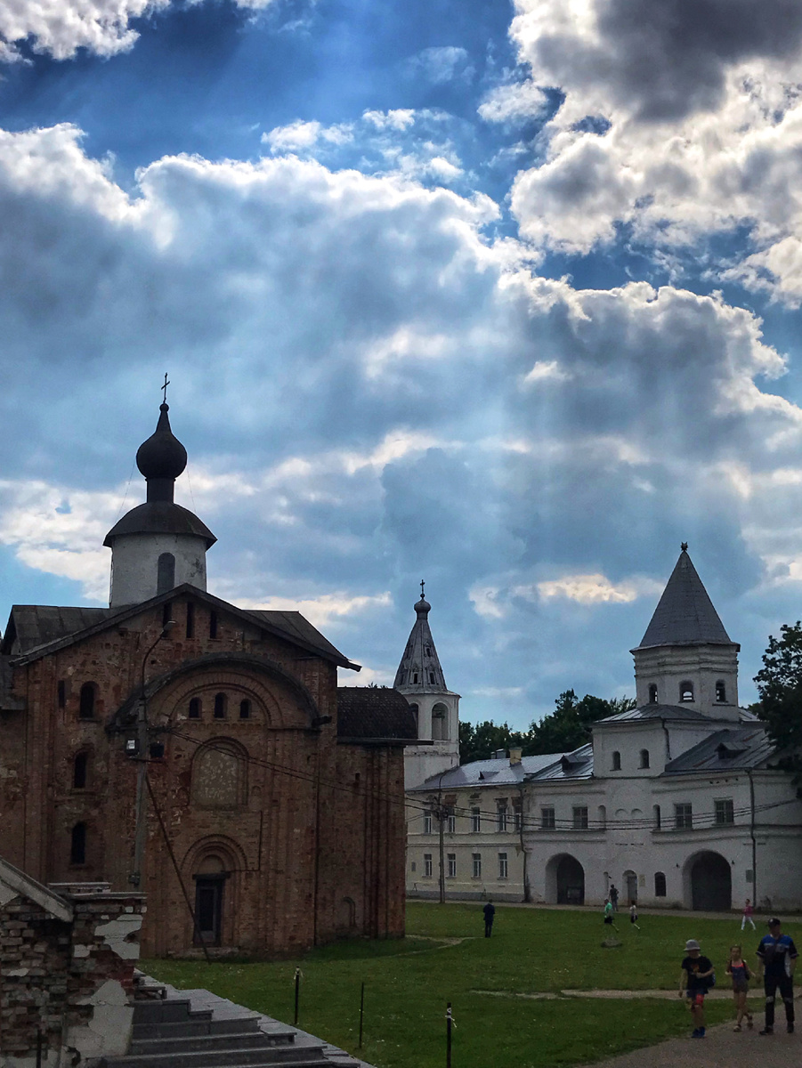 Слева - церковь Параскевы Пятницы. Она действительно очень необычна.