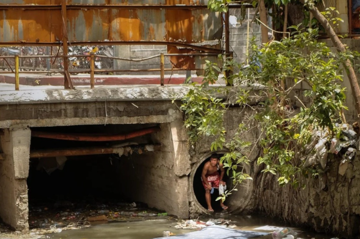 Вход в такие канализационные ходы достаточно широкий
