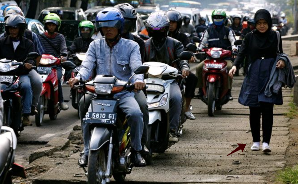 Мотоциклисты внаглую залезли на троутар и выдавливают пешехода