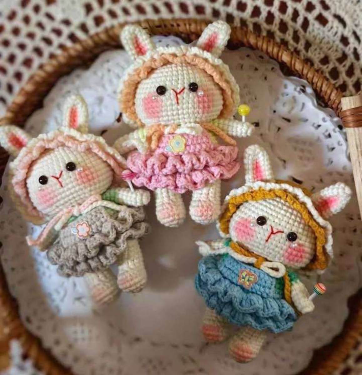 Размер кролика зависит от нитки и крючка, которые вы будете использовать. Свяжите первый вариант при помощи тех материалов, к которым вы привыкли. 