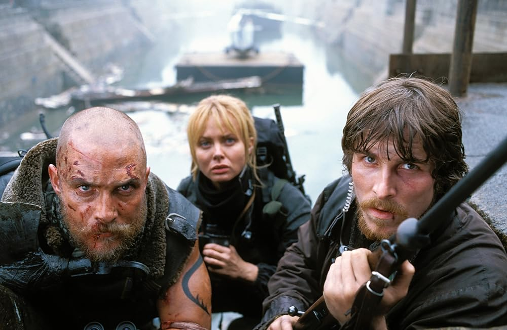 Кадр из фильма «Reign of Fire». Режиссер: Роб Боумен. Производство: Spyglass Entertainment, The Zanuck Company, Touchstone Pictures, Tripod Entertainment, World 2000 Entertainment. Показ в России: Парадиз 2000