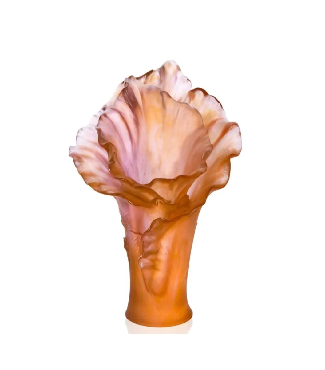 ВАЗА ПЕРЕЛИВАЛАСЬ ПОД СОЛНЕЧНЫМИ ЛУЧАМИ, ПРОБИВАВШИМИСЯ СКВОЗЬ МОЗАИЧНЫЕ ВИТРИНЫ СТАРОЙ АНТИКВАРНОЙ ЛАВКИ.  ОНА ПОЯВИЛАСЬ ЗДЕСЬ НЕ ТАК ДАВНО, НО УЖЕ УСПЕЛА НАДЕЛАТЬ МНОГО ШУМА СРЕДИ ПОСЕТИТЕЛЕЙ.