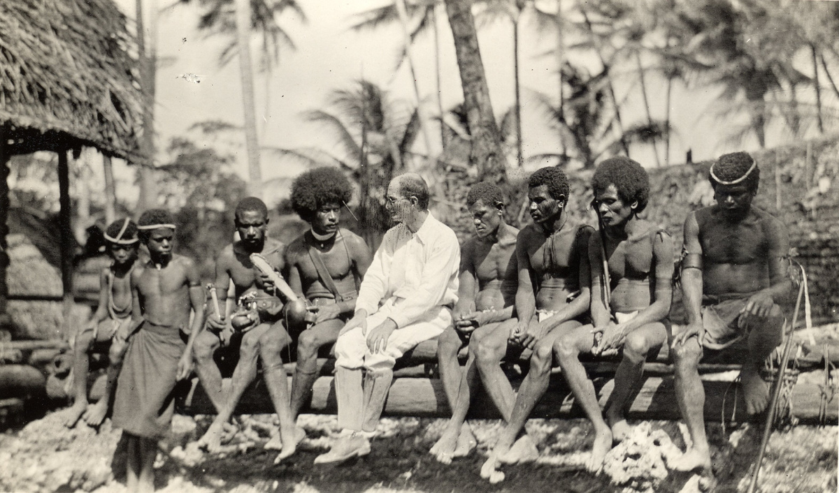 Бронислав Каспар Малиновский среди тробрианцев в 1916 году