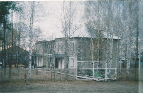 Здание Рассветской участковой больницы. С 2002г. передано РЦ «Детство», 2003г. Архив автора.