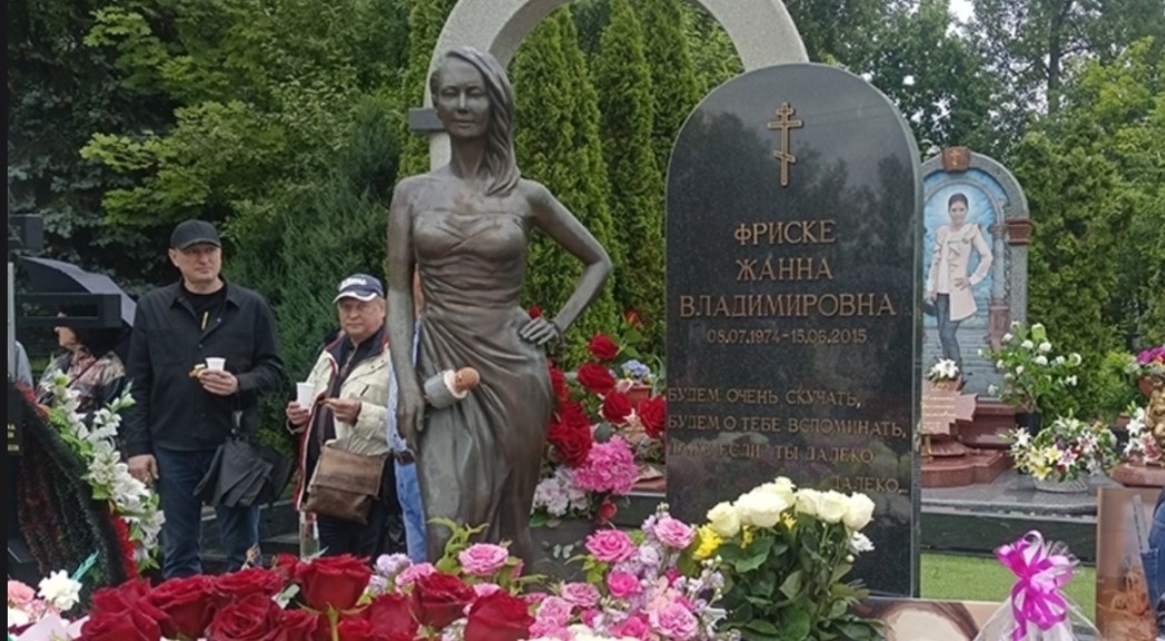 Жанна Фриске похоронена на Николо-Архангельском кладбище в подмосковной Балашихе