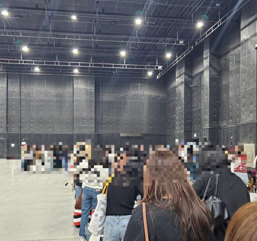    ФОТО: [Фото фанатов, ожидающих предварительной записи Джей-Хоупа в студии. Скриншот онлайн-сообщества]