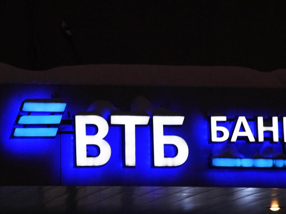    Вывеска банка "ВТБ"© РИА Новости / Наталья Селиверстова