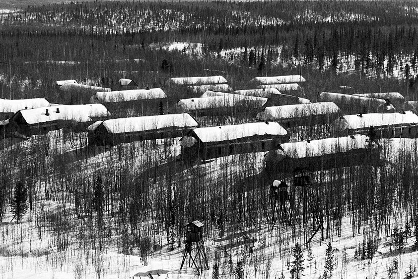 В таких бараках, продуваемых ледяными ветрами, Шаламов провел 17 лет. Именно здесь рождались его «Колымские рассказы» — не в тетрадях, а в памяти.