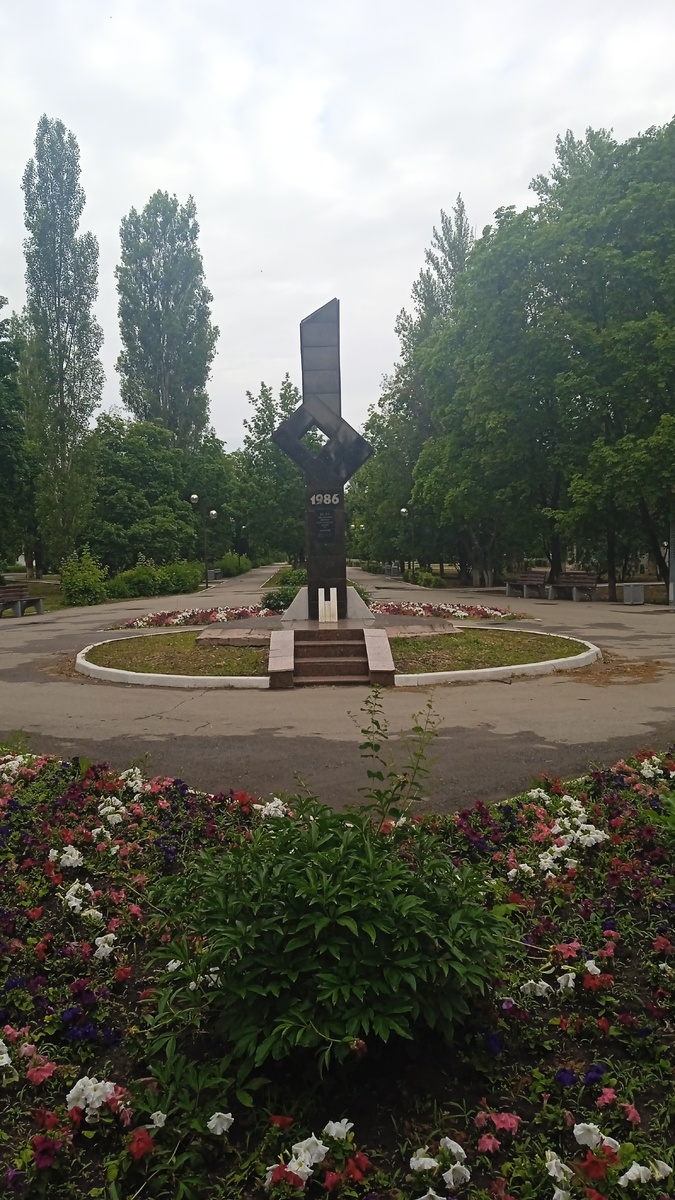 Буду разбавлять ГЭТ-фото видами города. Стела памяти жертв Чернобыльской катастрофы. Фото автора