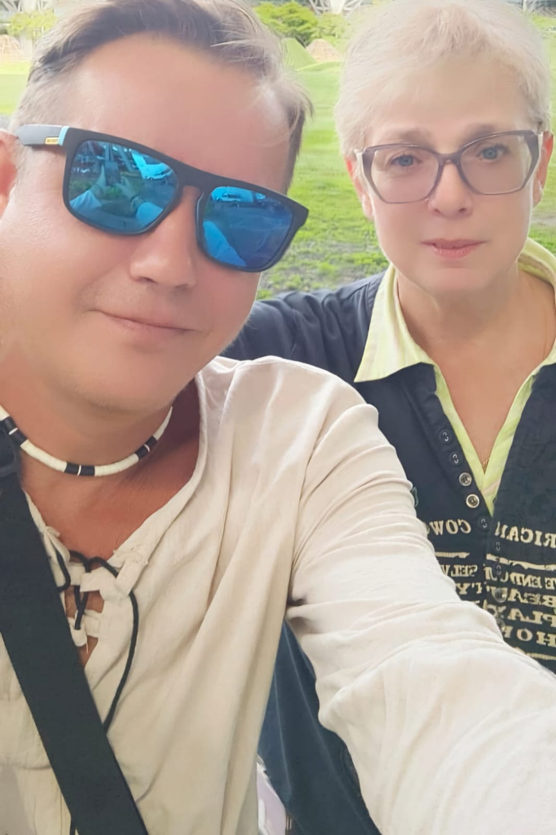 Свой человек в Бангкоке Дмитрий Кужаров и я. Селфи на его камеру. 