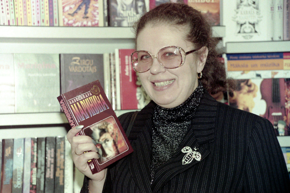 Александра Маринина и ее первая книга. Фото от globallookpress