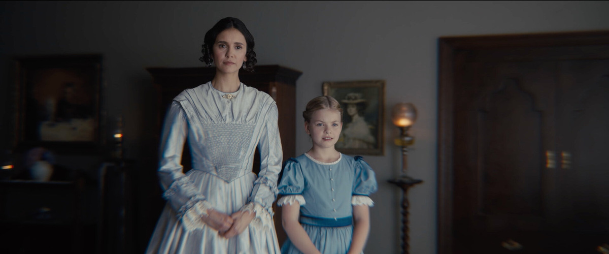 Маленькая Сара и её мать когда приехал отец. Кадр из фильма.