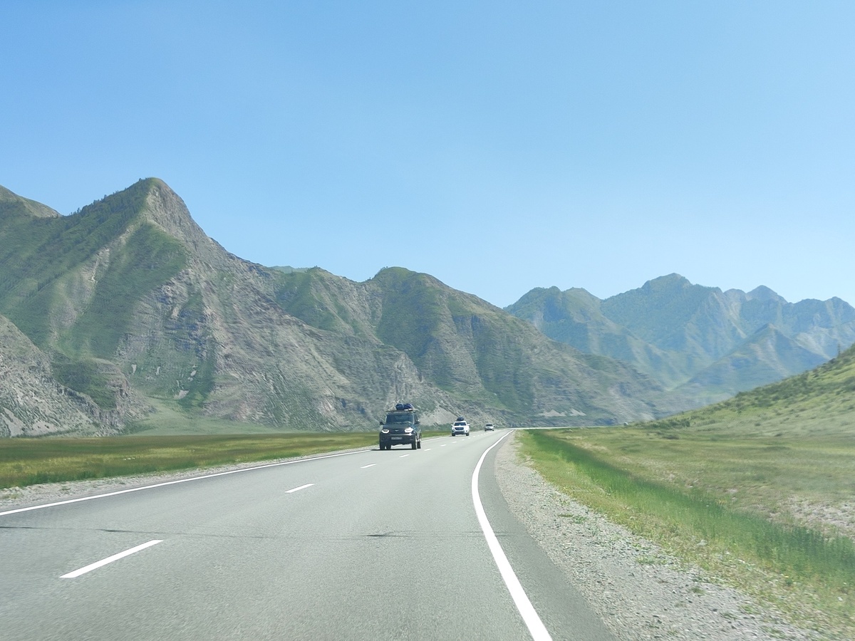 Чуйский тракт - это просто сказка: хорошее покрытие дороги, мало машин, красота вокруг.