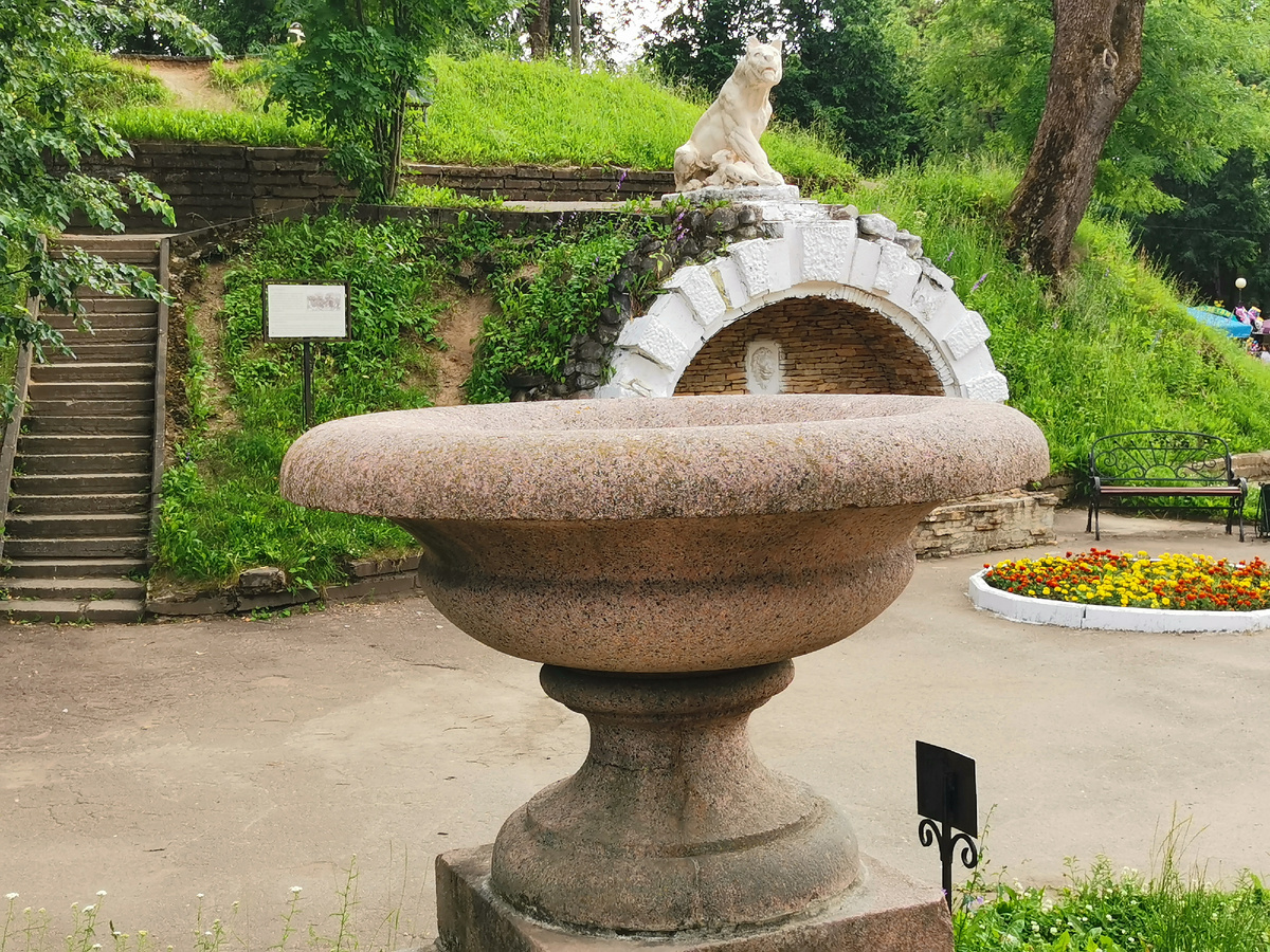 гранитная чаша Микешина в Смоленске