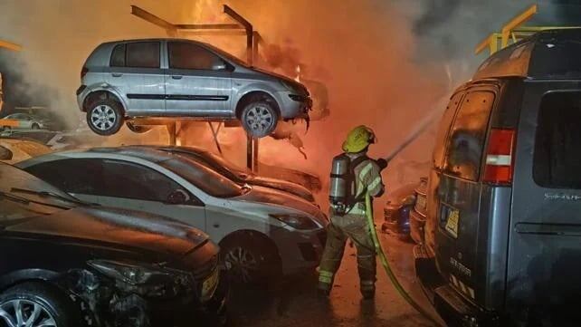 В результате ракетного обстрела со стороны Ирана на парковке в центре Израиля рано утром 18 июня 2025 года вспыхнул пожар.