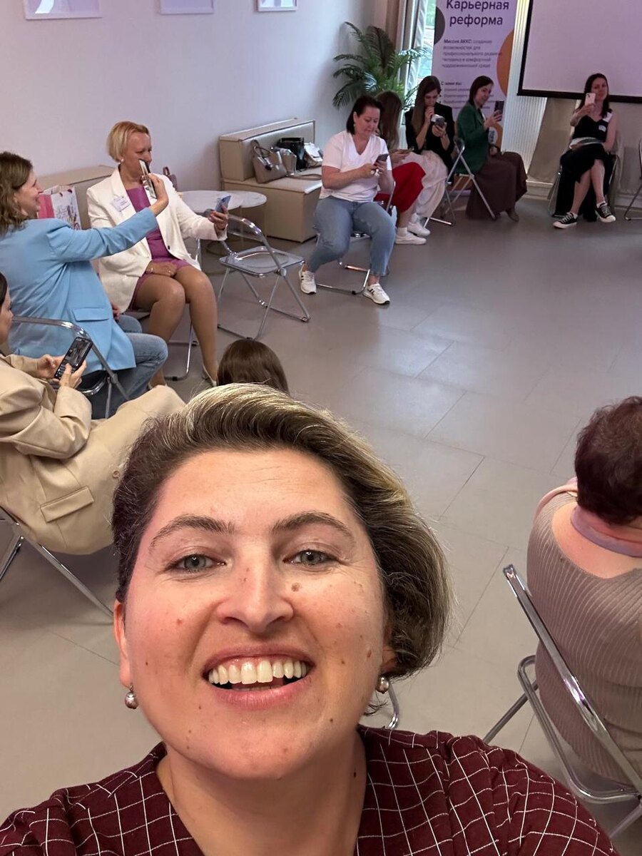 Все делают "себяшечки" и описывают топ-3 запроса, с которыми к ним можно прийти