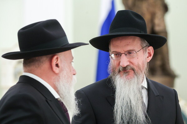    Президент ФЕОР директор Еврейского музея Александр Борода и главный раввин России Берл Лазар, 2025 год / Софья Сандурская/ТАСС