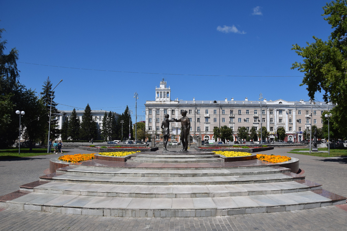 Скульптурная композиция "Родители" в Городском саду. Фото автора канала "Приключения Тома Сойера".