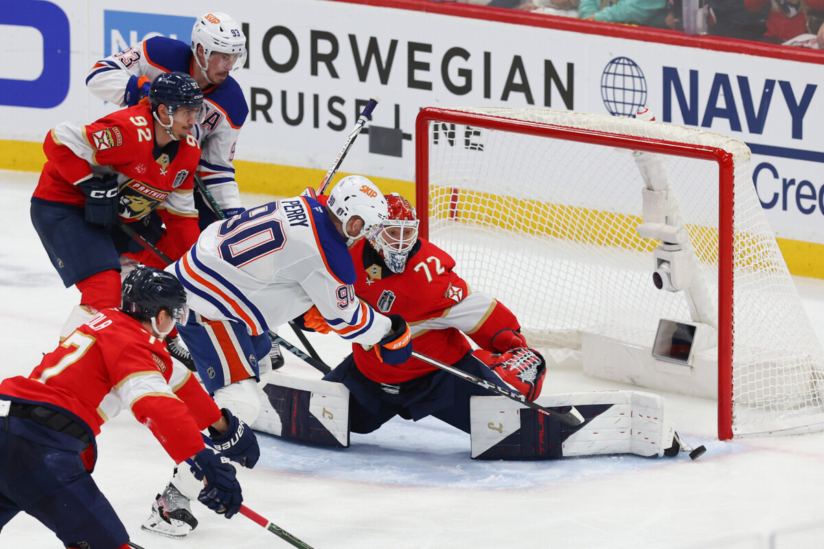 Атака на ворота С.Бобровского . фото: картинки яндекса.