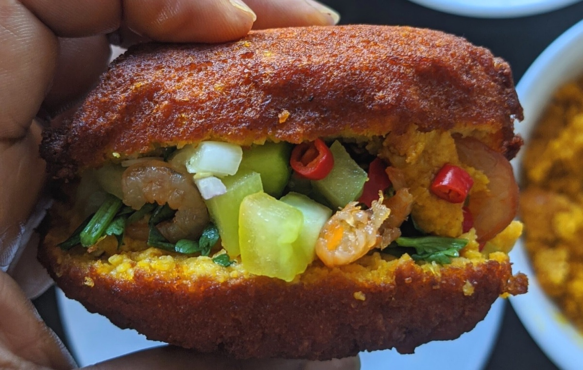 Акараже — золотисто-коричневые оладьи из фасоли, с фруктами, овощами и креветками внутри. Острые, жирные и очень сытные. (с) Youtube.com