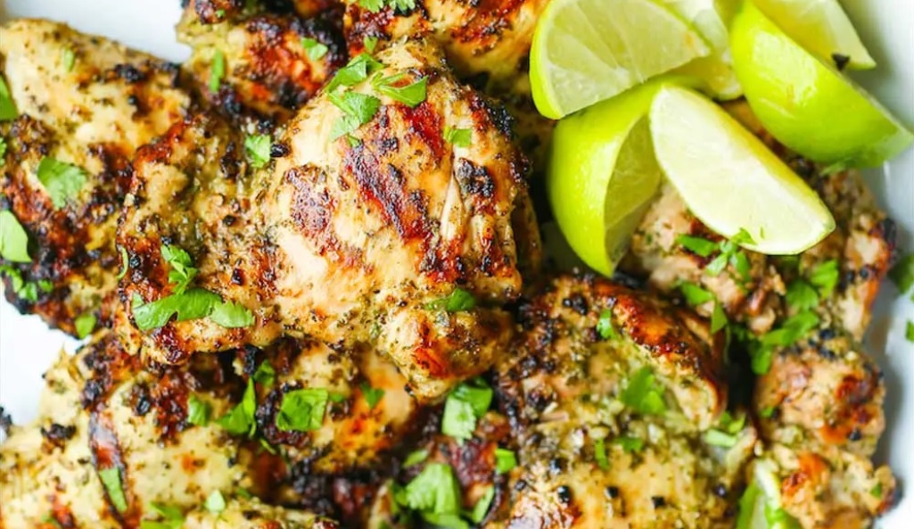 Frango Pinga – куриные бедрышки, жаренные в кашасе (крепкий алкоголь). (c) Youtube.com