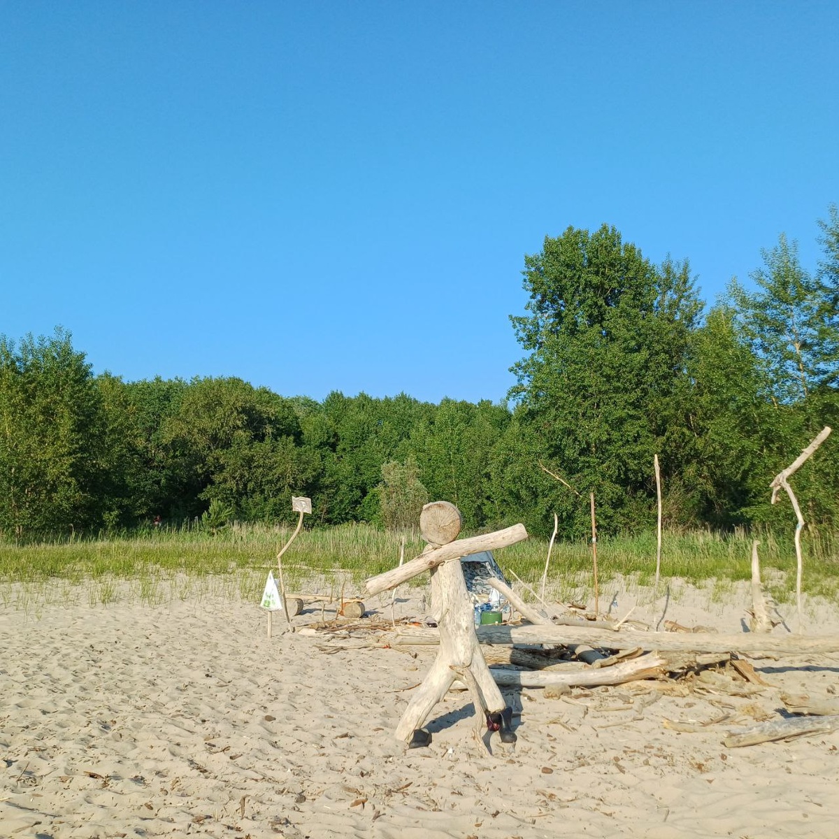 Вот такое разделение. Справа от человечка обычный пляж, а слева уже нудистский. 