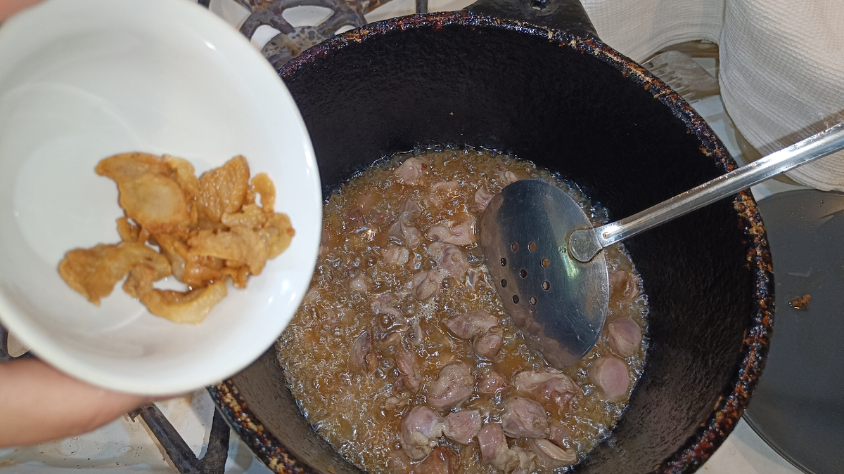 Шкварки помещаем в миску