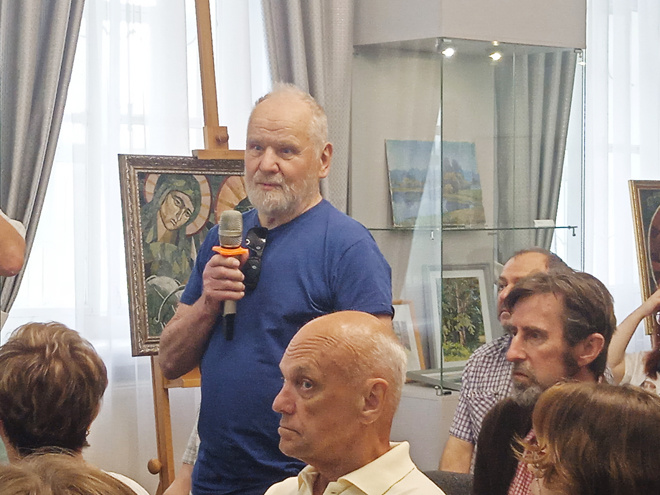 Воспоминаниями о Владимире Павловиче делится художник-камнерез Степан Степанович Кривощеков (с микрофоном)