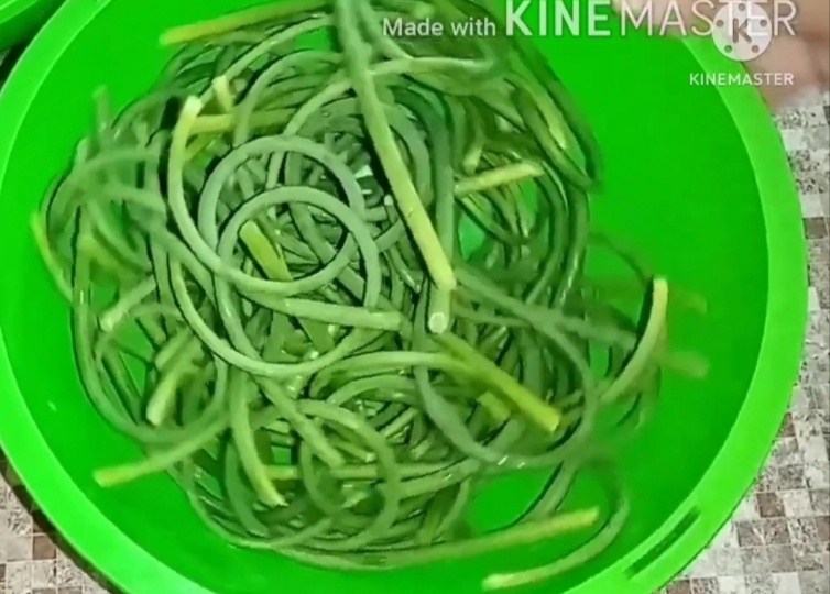 Чесночные стрелки никогда не выбрасываю, а делаю из них вкусную закуску на зиму.