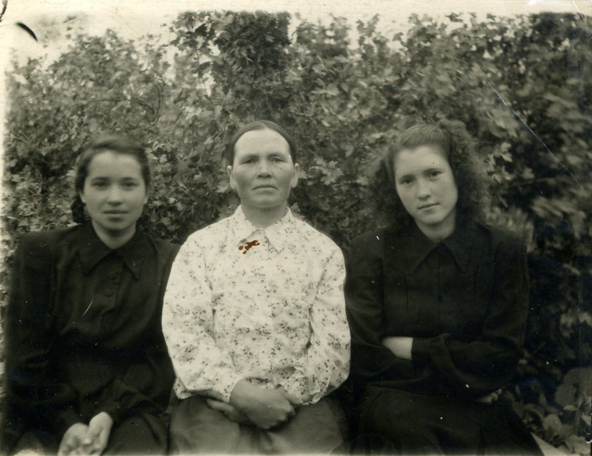 Подмарева Наталья Яковлевна, Агафья Емельяновна Подмарева (Иванова) и Мария Яковлевна Солодилова (Подмарева) 