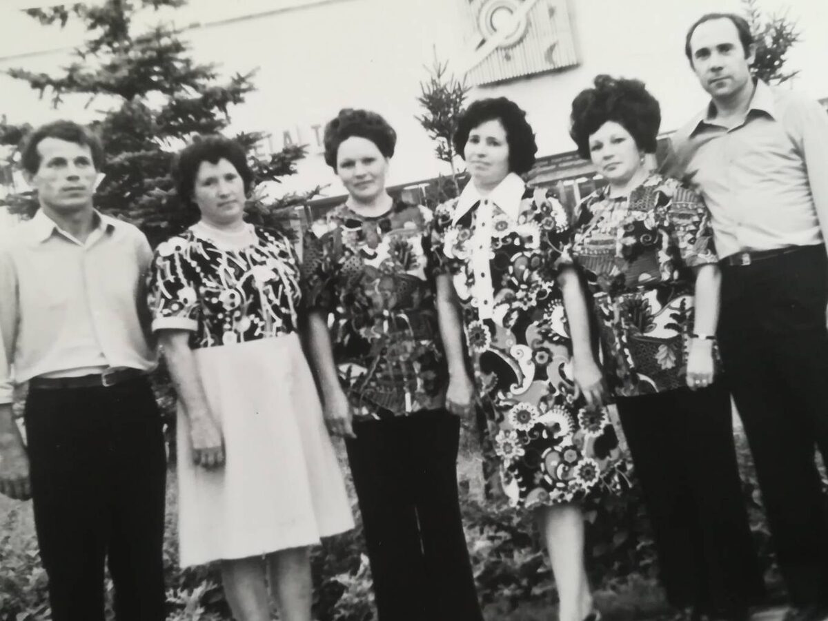 Солодилова Мария Яковлевна, Валентина Дмитриевна Самычина, Наталья Яковлевна Подмарева, Майя Дмитриевна (Кияткина) на фоне кинотеатра "Сатурн" в Тольятти. 70-е