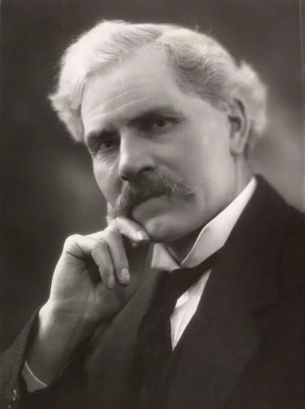 Рамсей Макдональд. Источник: https://i.bigenc.ru/resizer/resize?sign=H2BXl69uQUZhVVxodbD5rw&filename=vault/4c3f00fcb31a1d21d810e3c3a9ed38d2.webp&width=640