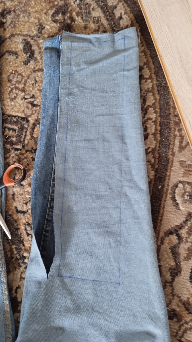 Процесс раскроя на полу, потому чтто автор не швея, а вязальщица, и достойного стола у неё нет...