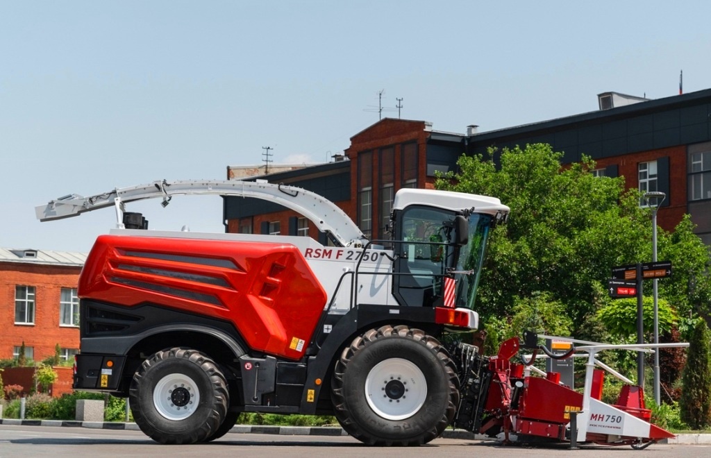 Самый мощный российский кормоуборочный комбайн Ростсельмаш F-2750