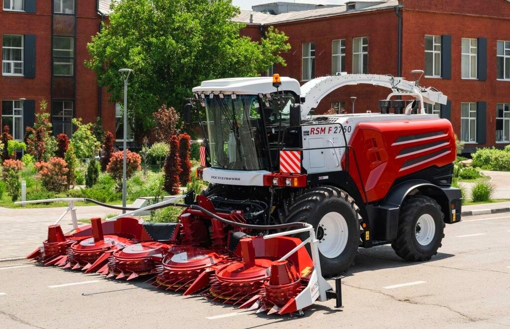 Комбайн Ростсельмаш F-2750, вид спереди-слева