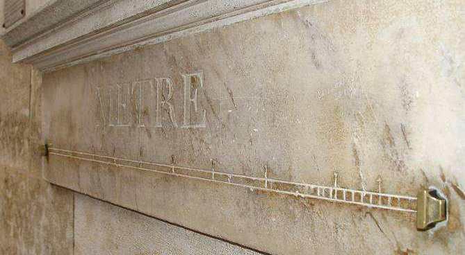 Метр из платину тут и хранился, пока не пропал