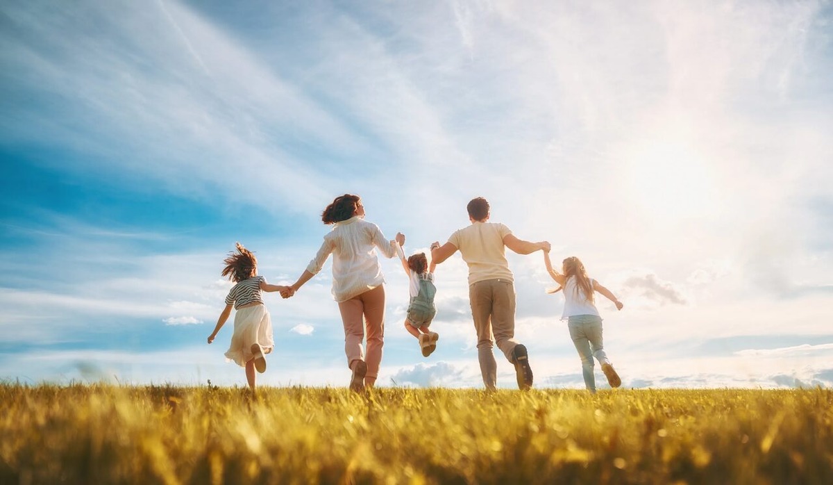 Счастливая семья. Картинка для иллюстрации.