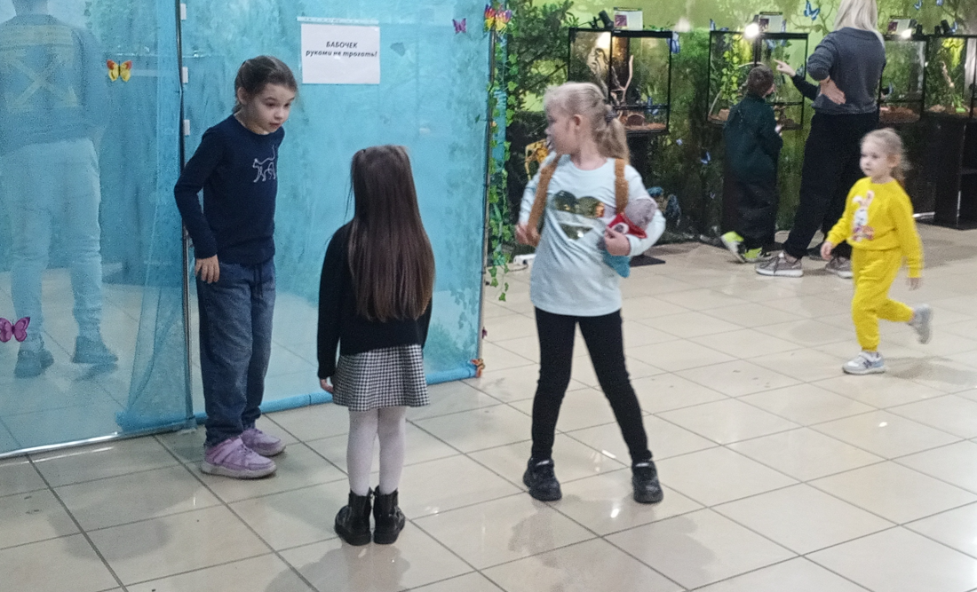 Девочки, проходя мимо меня обсуждали Млаву - "странная какая-то...", хотя она просто хотела познакомиться.