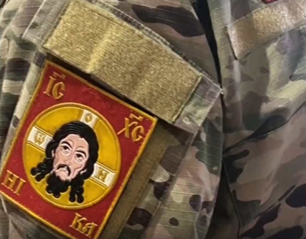    Однажды спасённый боец в знак благодарности подарил Валерию шеврон с изображением Христа