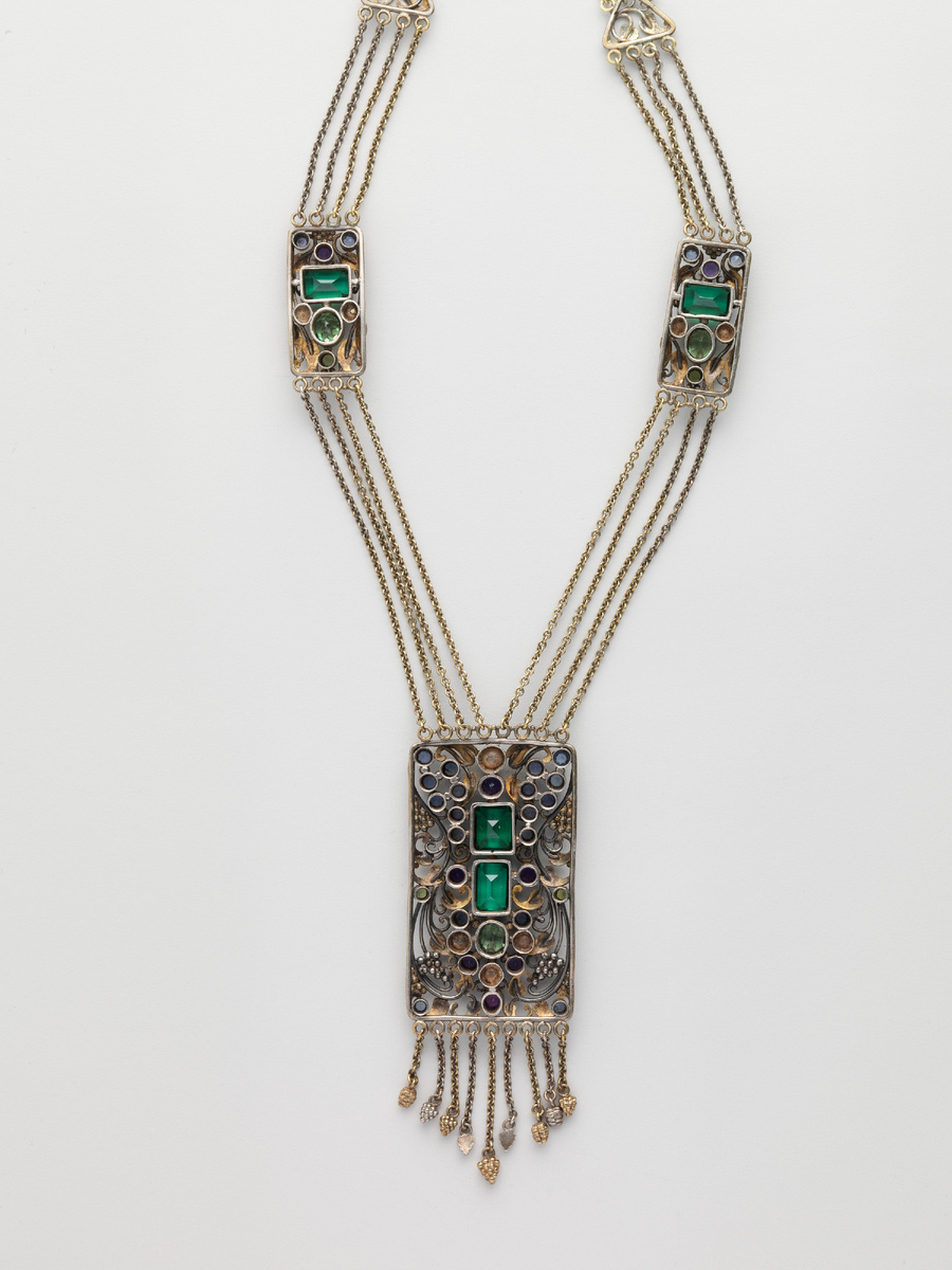 Фрэнк Гарднер Хейл, сотуар, золото, серебро, перидоты, аметисты, турмалины, сапфиры и жемчуг. Длина: 106,7 см, подвеска 8,25 х 3,2 см, 1920, Музей Метрополитен, Нбю-Йорк, официальный сайт - www.metmuseum.org 