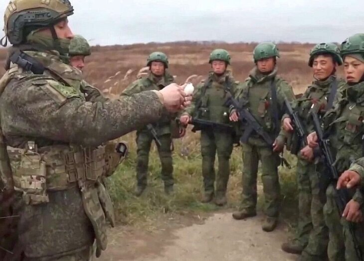 Российские офицеры и военнослужащие КНА во время боевого слаживания. Источник: пресс-служба МО РФ.