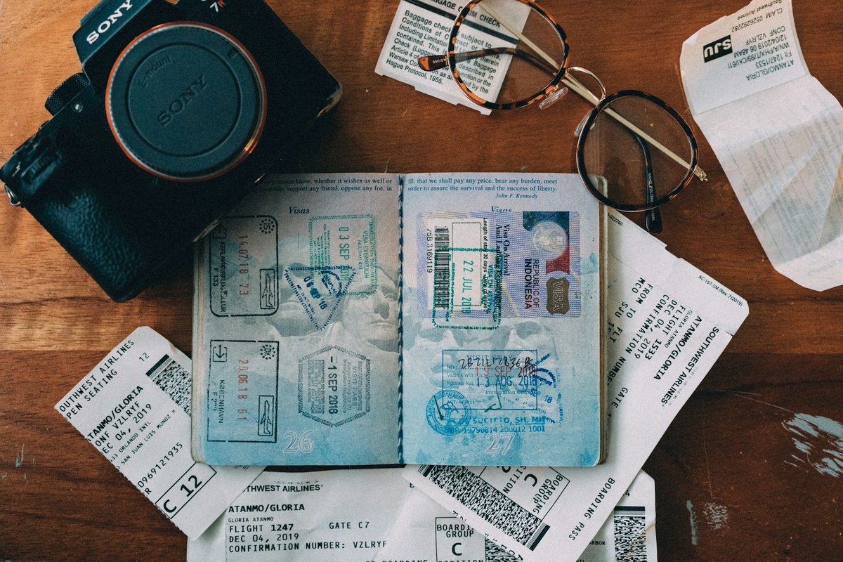 https://unsplash.com/photos/white-and-blue-identification-card-QMU1z6ReS5A