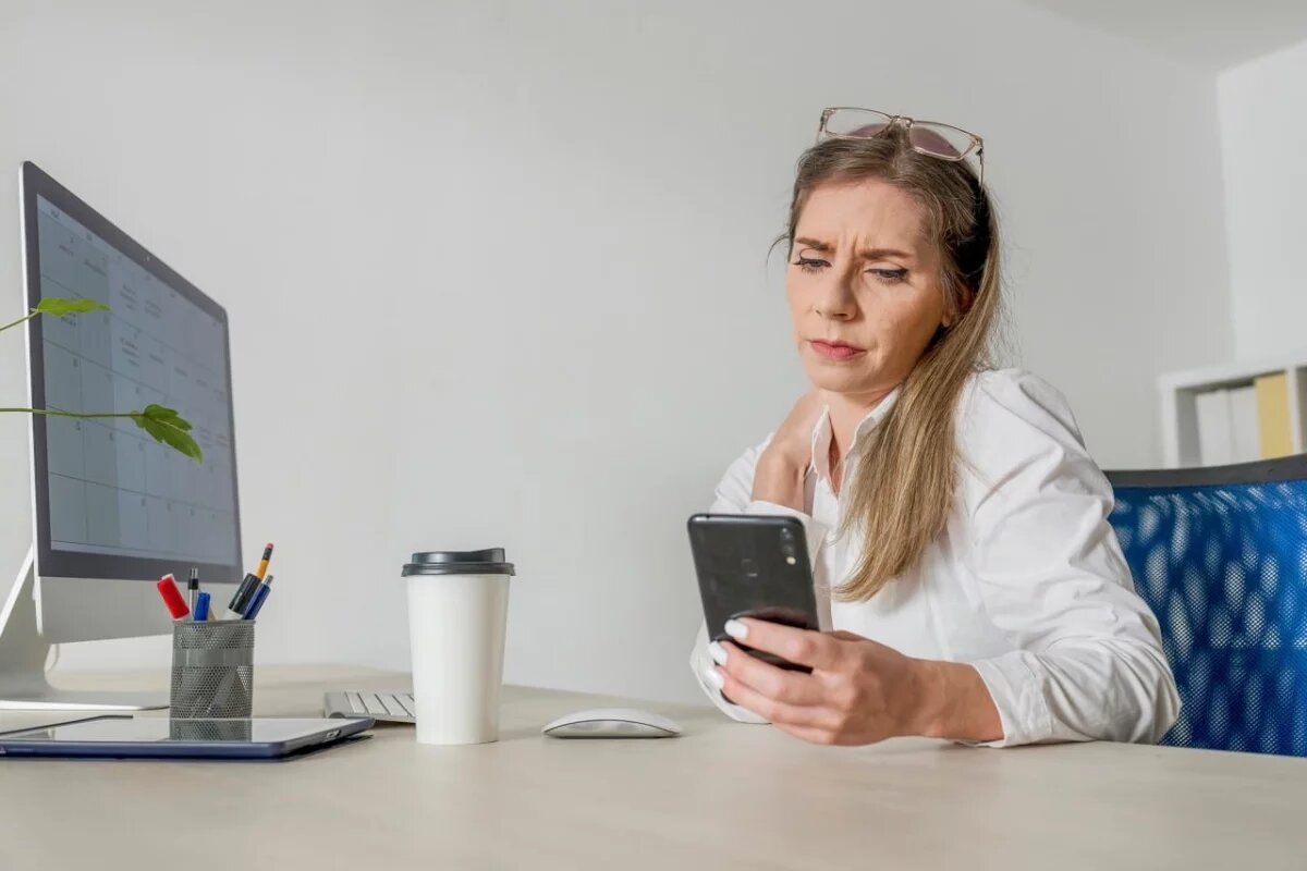    Людям предлагают переписываться СМСками и выходить в Сеть с мобильного через Wi-Fi, который, правда, тоже начал зависать...