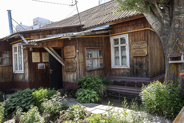    В поселке Васильево в Зеленодольском районе стоит почерневший вековой дом с табличкой «Мемориальный музей Константина Васильева».   
Фото: Андрей Титов