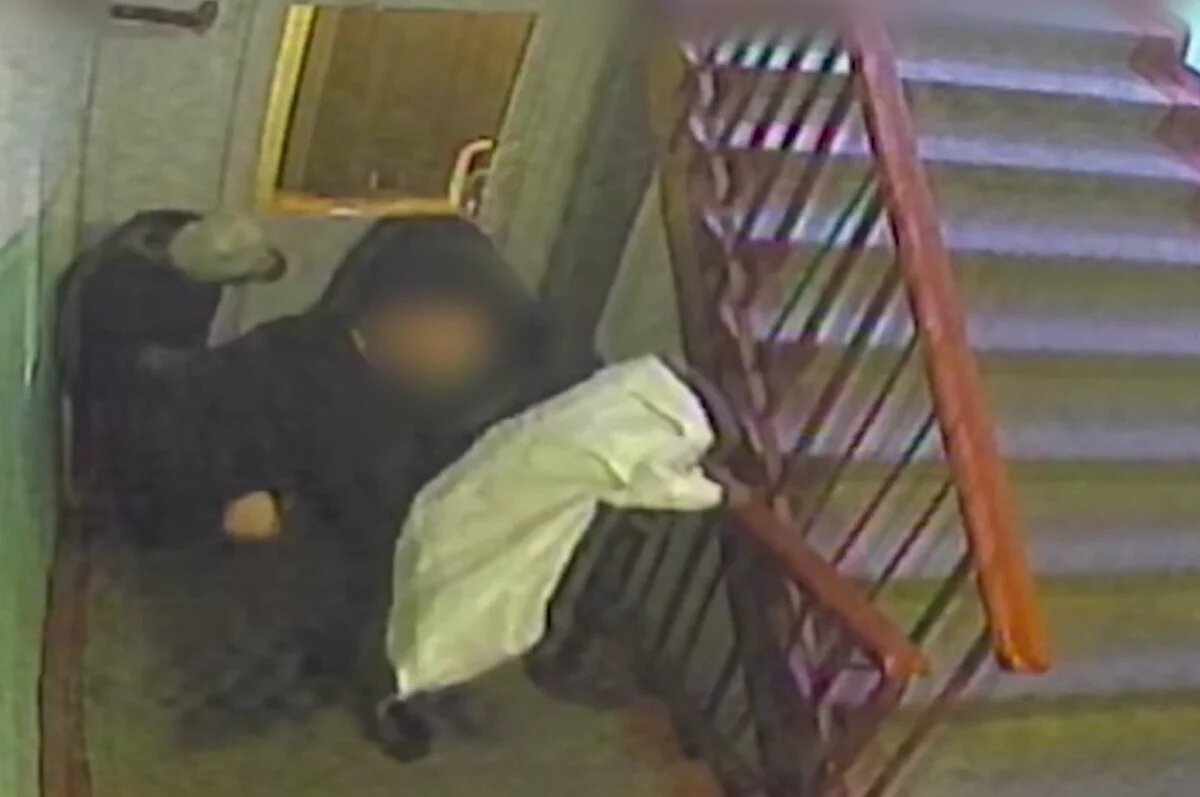    Хабаровчанка помогала старушкам донести продукты и грабила их квартиры