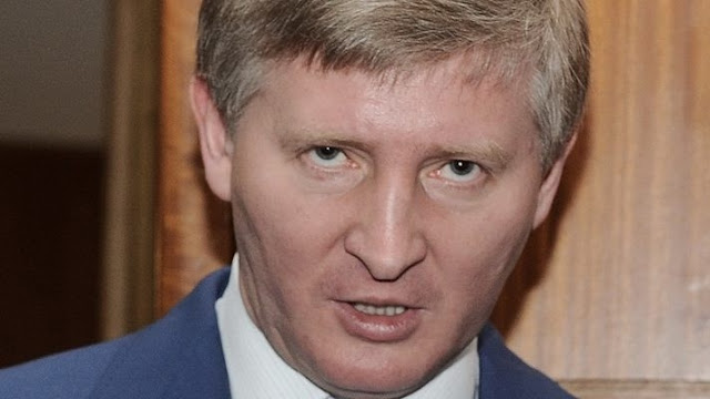 Ринат Ахматов, 2023 год. Сразу понятно, кто тут злодей, даже подписывать не надо.