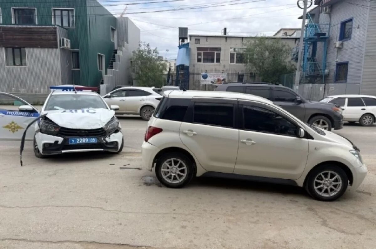    Водитель врезался в машину ДПС из-за составления протокола в Якутске