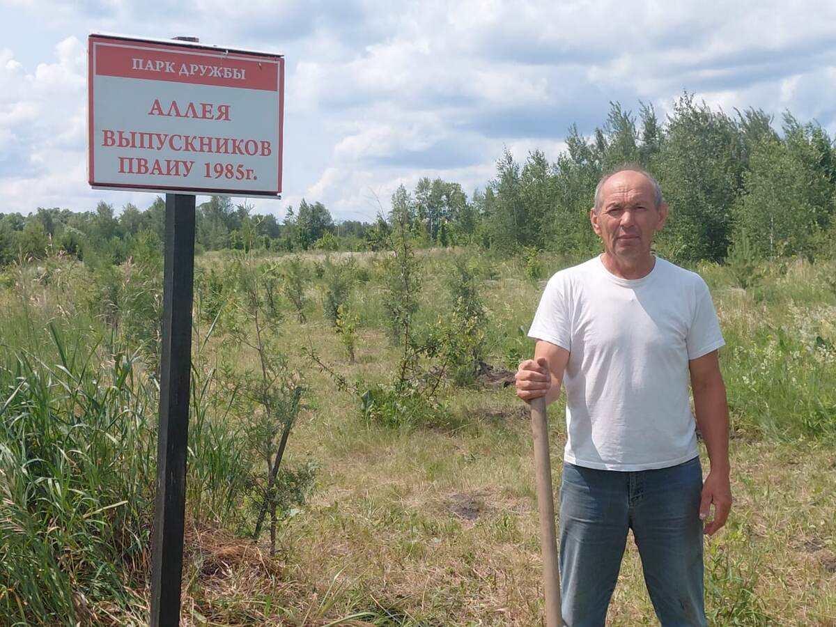 Виктор Небога на новой аллее в парке Дружбы в микрорайоне «Заря»