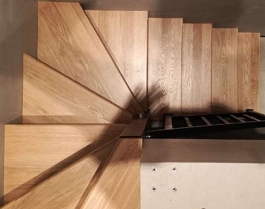 Узкая крутая лестница